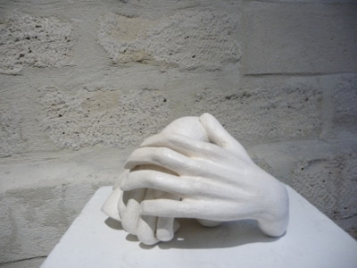 '3 mains entremélées'- Grès chamotté blanc'

