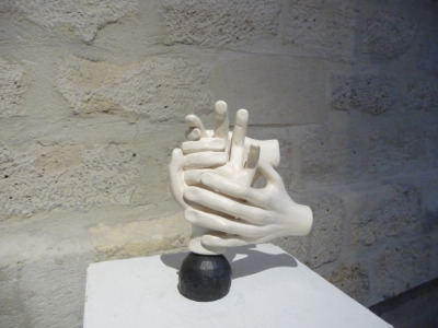 '3 mains sur support'- Grès chamotté blanc 
